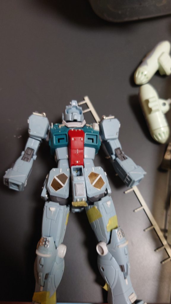 腰部の鉄板は吸ったiQOSのフィルターの中にある板金をアッシマーの肩部裏側アーマーにも使った方法を。なんちゃって予備バッテリをつけるため