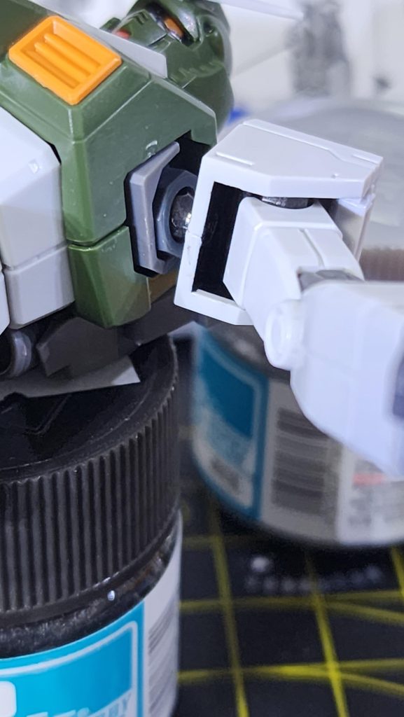 いつも通りアーマー裏側、付け根のボールジョイントは塗装してます。