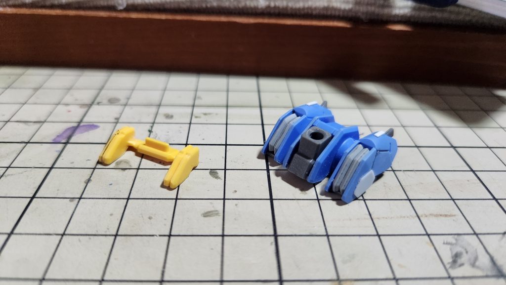 バックパックのスラスタ-も好みの形状にプラ材で作り直しました。