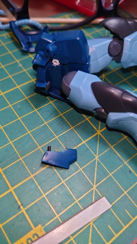 フロントアーマーの可動域を増やそうと、切断してスプリングで接続。サイドアーマーの動力パイプのせいでほとんど変わらす…