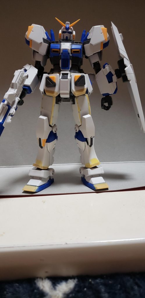 黄色の部分がプラ板とパテで延長&ボリュームアップした箇所です。首0.5mm、腹部1mm、つま先2mm延長股関節軸3mm下に移動太もも1mm幅増し