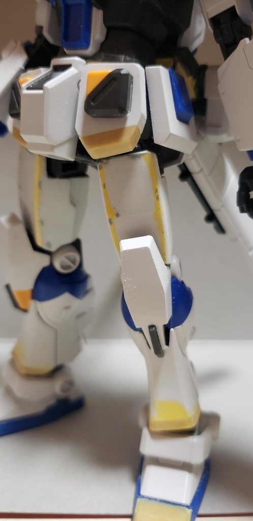 股関節軸をずらした為に足の接続部が見えてスカスカに感じたのでフロントアーマー2mm延長、ついでに足首の関節も隠れるように2mm延長しました。