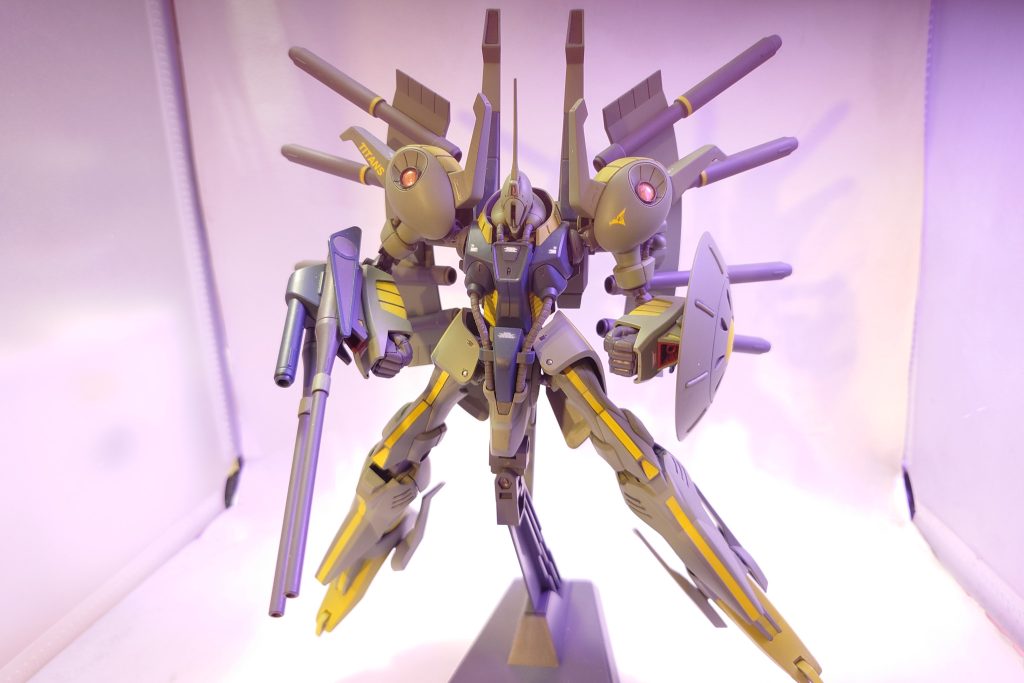 改修箇所が肩腰ボールジョイント化、肩拡散メガ粒子砲をクリアパーツに。二の腕にポリキャップ仕込み雄軸同士の関節移植でガワラ曲げを可能に。関節の分腕が伸びたので脚部延長でバランス取り