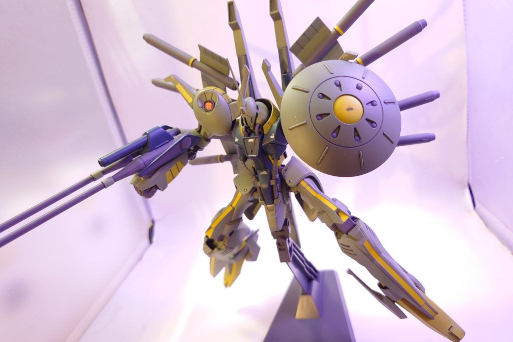 ガワラ曲げ可能にしたことでシールドも構えやすくビームガンも自然に構えられるように 