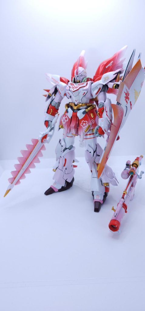 全体図です桜のデカールを使って巫女衣装に近づけましたエングレービング部分を赤く塗りたかったんですが、難易度が高く断念……胸の部分だけ上手くいきましたシールドは見にくいですが、炎をイメージしてオレンジを加えてあります🔥