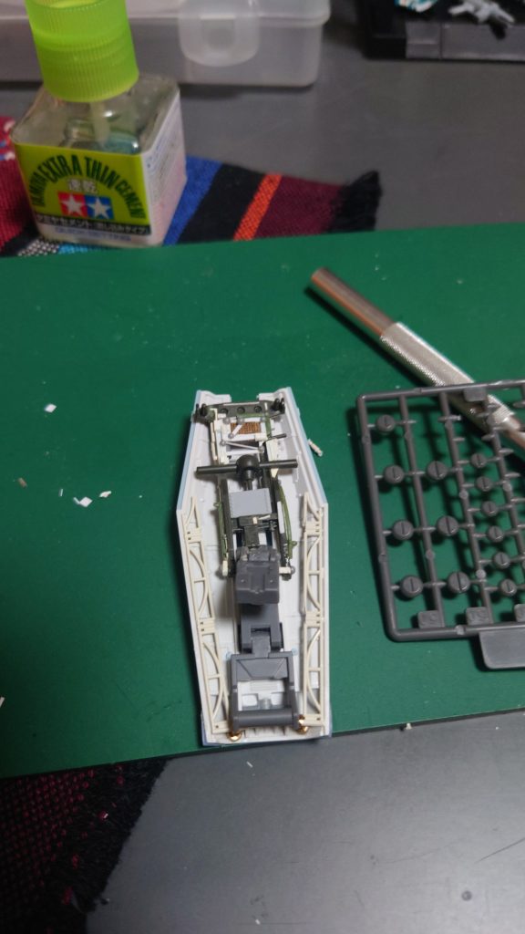 シールド裏側は1/72の米軍ハーフトラックのシャーシを単純ですな😁丁度、幅も長さもピッタリだったため手抜きで😁