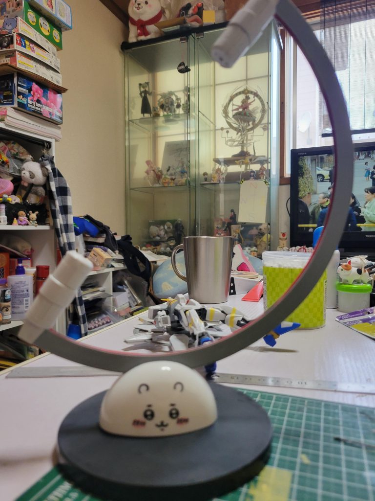 地球儀をイメージした台座の材料はちいかわふりかけの蓋。