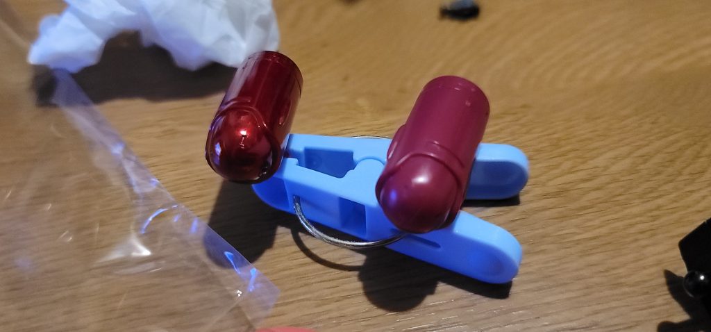 最初はバックパックから塗っていきました(猫の手を持っていないので洗濯バサミやピンセットで代用。)全てガンダムマーカーで塗っています。