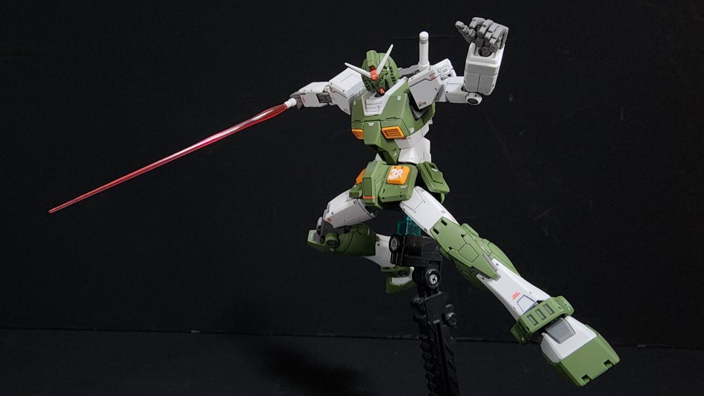 中身。ビームサーベルは組み換え。