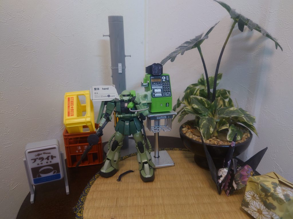 うちの看板にと思い、作って飾って見ました。制作時間がなく素組みの状態ですが、周りの小物と合わせて何となく面白みを出してみました