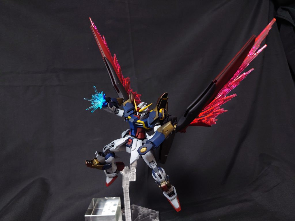 デスティニーガンダム・アサルト　　攻撃態勢攻撃方法はパルマフィオキーナのみ。高機動で接近し、右手または左手のパルマフィオキーナで攻撃するだけ。当たらなければどうということはない！！アロンダイトもビーム砲もフラッシュエッジもシールドもいらない！！かわして、接近して、殴るだけ！！そのために、必要関節部分、膝と肘と肩を守るためのアサルトパーツです。