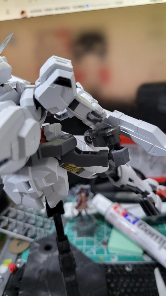 ライフルのアーム部分の延長パーツの製作中の様子。元のアームの肉抜き穴にちょうどハマるボールジョイントがあったので、そこから上手く繋がるよう関節パーツを組み合わせて作成。