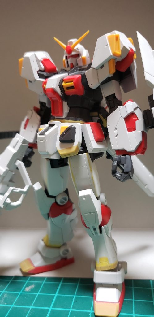 目つきが少し悪くなる様に顔パーツ(ツインアイ部分)の丈夫を少し削りました。肩アーマーにダクト風ディテールを追加してます。上半身は素組みでもボリューム有りすぎだったので情報量を増やすと更にアンバランスになりそうだったので最小限のディテールアップに抑えました。