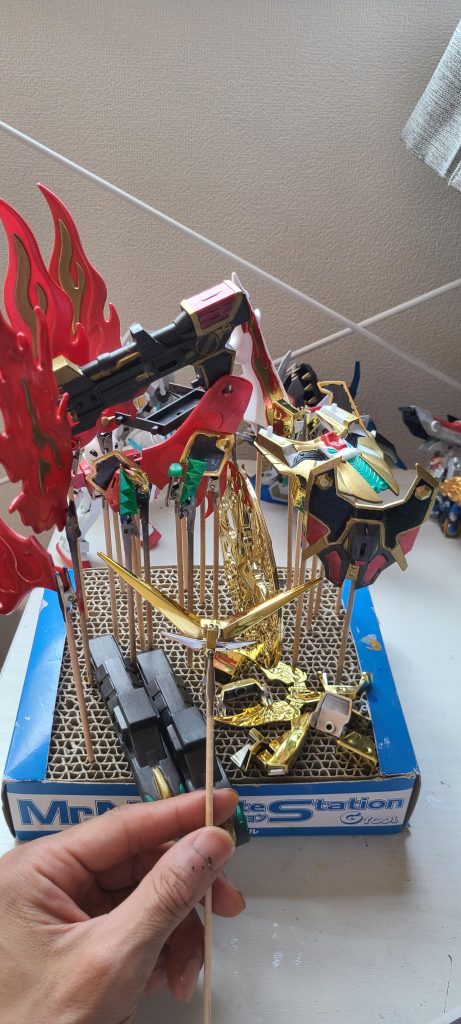 YouTubeのライブ配信で少しづつ筆塗り塗装してました✨メッキパーツの処理の仕方をリスナーさん達とも相談しながら進めてました。