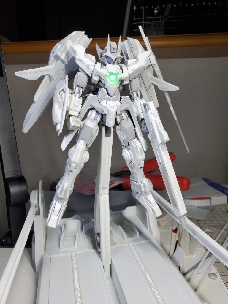 仕上げ段階GNドライヴ周りの作り直し、ずっと避けていた各関節のドーム状のパーツ製作や0.3ｍｍプラバンを張り付ける日々…