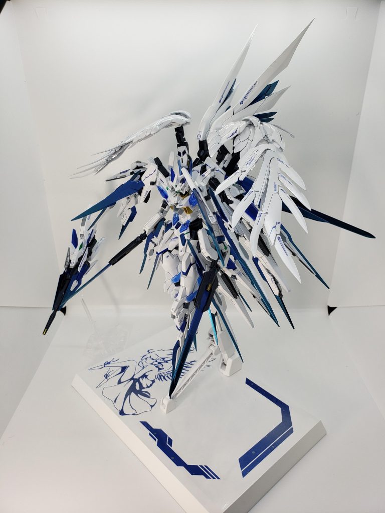 ソード使ったポージング2。  ライフルはビットとして飛ばし、ソードビットやブレードビット、ウイングを展開してます。ちなみにこの状態で飾りたかったんですがこれだとデカすぎてアクリルケースに入りませんでした。