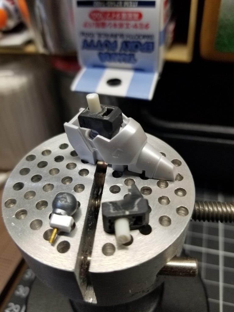 脚部延長加工。今回はジャンクから適当なものを持ってきて、接続部を真鍮線で繋いだだけです。