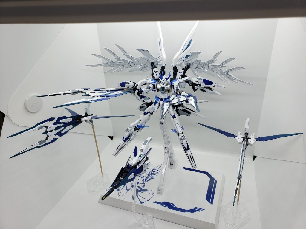 そしてやはりこれでしょう、フルバーストです。  ソードとライフルをビット化してるので、完全に全ての武器で攻撃可能になりました。ちなみにですが、クアンタのシールドにあるビーム砲は外したという設定です(なぜならつけた場所的に撃ちにくそうだから)