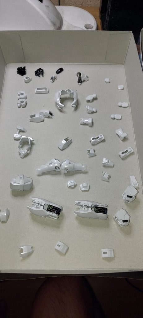 本体は素体色のままパールホワイトに光沢クリアー以下ネタです<m(__)m>