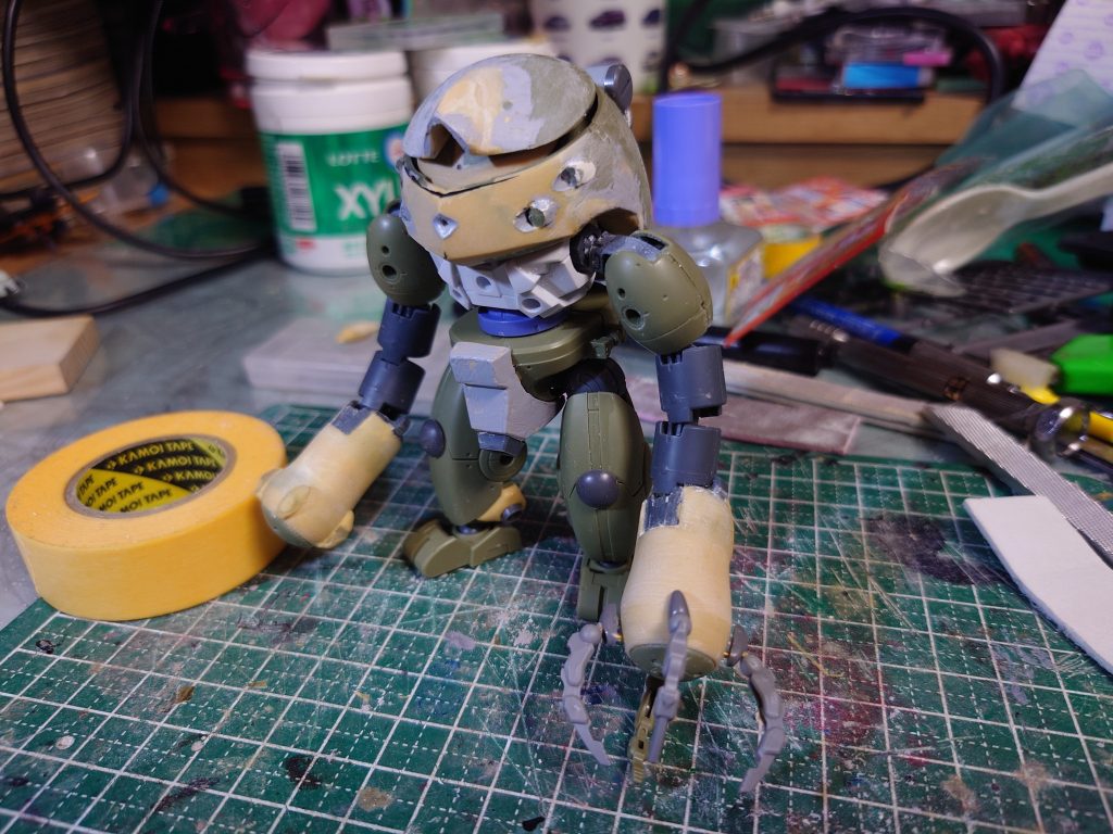 改造後の状態。ベージュとグレーの箇所はエポパテです。今回は特徴的な箇所だけエポパテ工作して極力30MMのパーツを使うコンセプトで作っています。