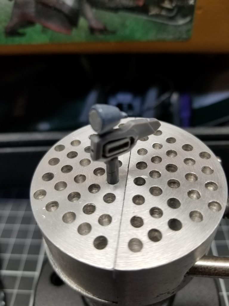 こちらはビームライフルの加工途中。半分にぶった切って前半分を二個イチ加工し、後ろ側のスコープ部は余ったバーニアパーツで差し替えてます。