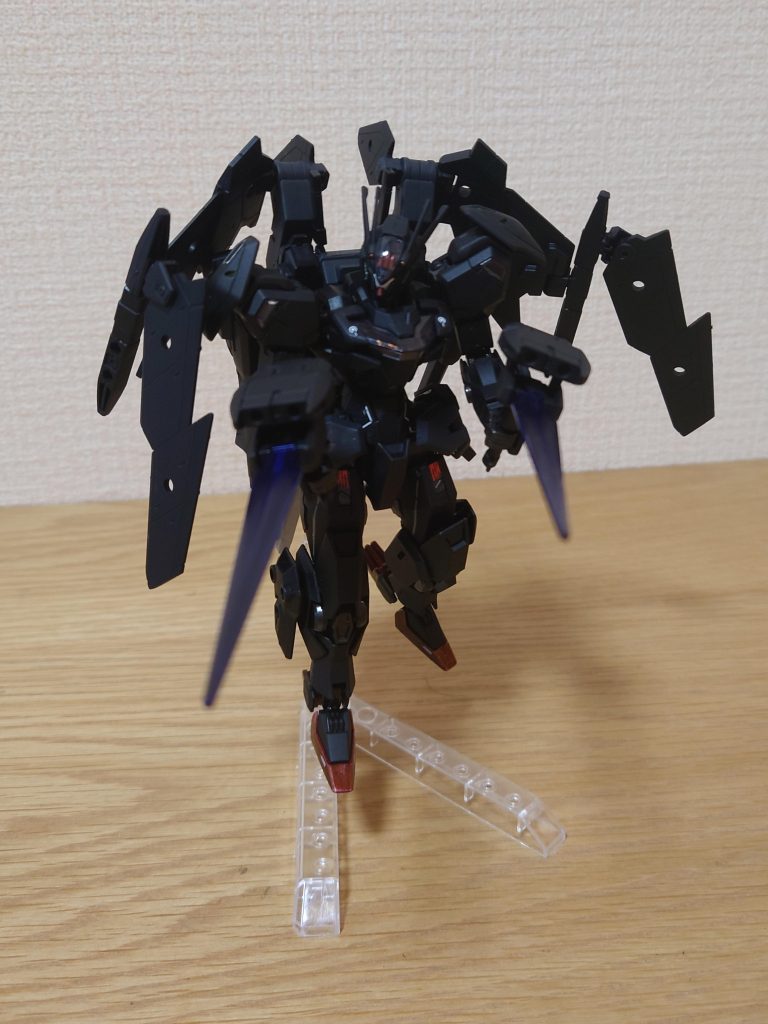 ルブリスイングが鹵獲したベイオネットを発展させた複合武装のソードサブマシンガンを両手に持つ。ライフルモードでは折りたたむことで速射性に優れた射撃武器として機能する。またガンビットを11基装備しているため、これらでオールレンジ攻撃を行うこともできる。