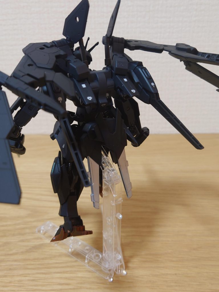 背部にはスラスターを複数装備しており、これにより高機動を実現している。