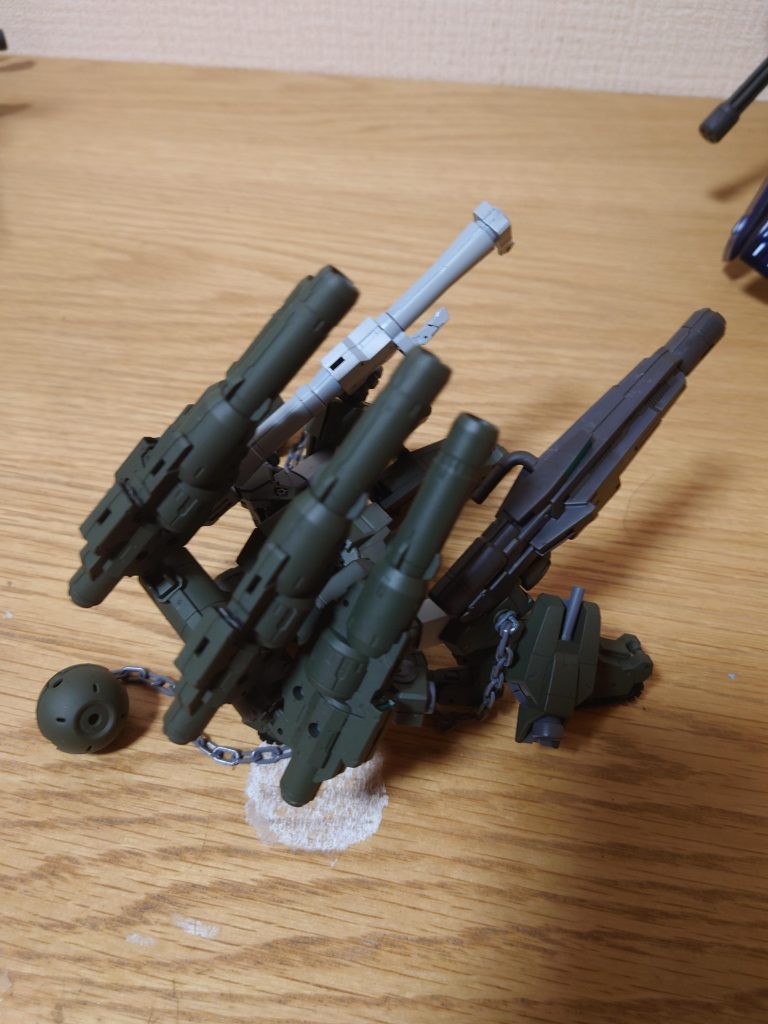 武装は手持ちのビームディフューズガンと対MS用のバズーカ、背部のビームキャノン4基、サーベル2本と鉄球二つ。