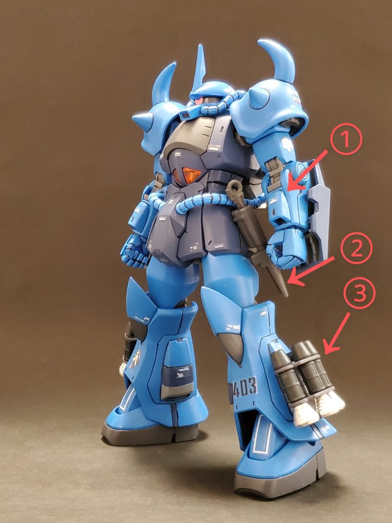 今回は新規にリヴァイブ『グフ』を制作しました🎶しかしながらエース機体という事で悩みに悩んで強化案を模索😔💦『青い虎』に相応しい機体になるよう仕上げてみました😊✨いつもの如く筆🖌️塗り全塗装❕デカール、艶消しトップコート仕上げです😆頭部は私の好みでゾウさんタイプではなくR-35タイプをチョイス👍今回の改修ポイント~🎶①悩んだ結果、ヒートロッド左右装備にしてみました🎵これは、積んでいたもう1機からロッド基部を奪いました😅💦奪われた方はロッド無しのA型にする予定なので問題ありません😎✨②ストーリーの展開の都合で腰にサーベルをマウントさせました🎵マウントパーツはザクの物を改修して装着してます😌✨③脚部両脇に高機動ブースターを取り付け~🎵こちらはジャンクのゲルググ君の足内側のロケットバーニア?です😊✨高機動表現のために採用しました🎶