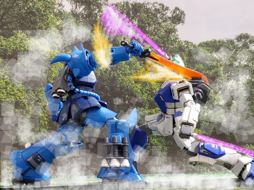 そして爆風の中、互いに視認しサーベルを振りかざす~⚔️ジム・ピクシーは頭部を❗グフは右腕を失う💦しかし、ジム・ピクシーの左腕にはビームサーベル🤩