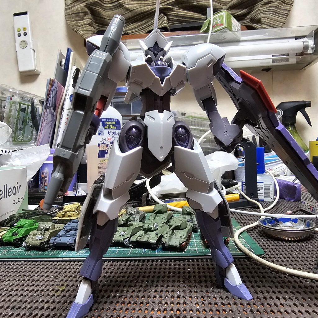 前回使わなかったベギルペンデとミカエリスのニコイチで量産タイプのミカエリスを作るつもりです。普通の腕のミカエリスもかっこいいっすね。机汚くて