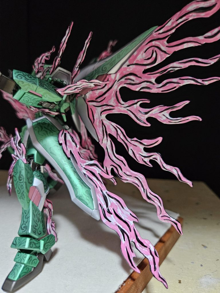 側面。腰の部品のように、見る角度によって機体の模様が見えたり見えなくなったります。これはソウルペイントを参考にした手法で、キャンディ塗装のクリア層の下に模様を描くことで光の反射する階層を変え、見え隠れを実現しました。これは動画で見た方が変化がわかりやすいです。Youtubeにアップしてますので、もしよかったらご覧ください。https://youtu.be/Y90UZk-_7IU