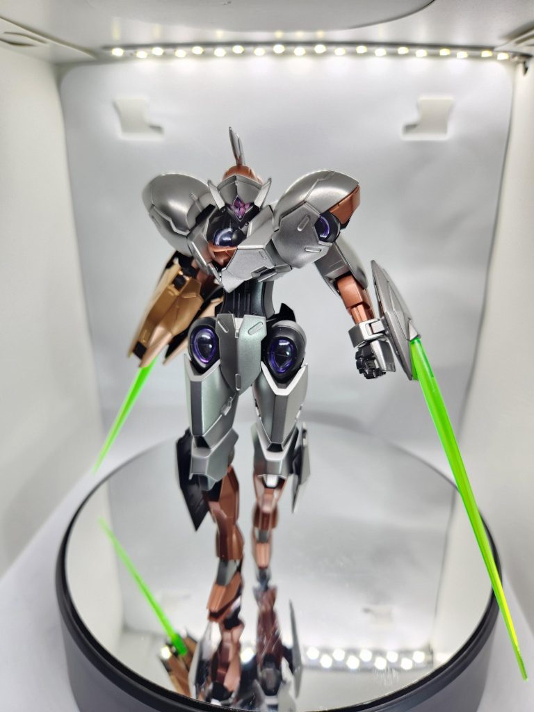 接地面積が非常に小さいので、スタンド無しで立たせるのはちょっと大変です。奇跡の一枚。