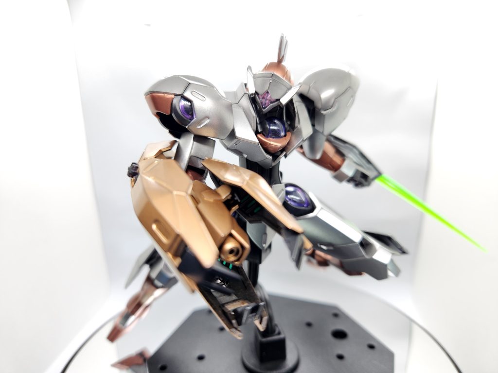 今回、初めて「Mr.メタルカラー」を使ってみました。クロームシルバーは磨くとかなり光沢が出てくるのですが、ゴールドとカッパーは、思ったよりピカピカになりませんでした。下地のせいなのか、塗膜の厚みのせいなのか、原因はよくわかっていませんが、期待しすぎなのかもしれませんね。