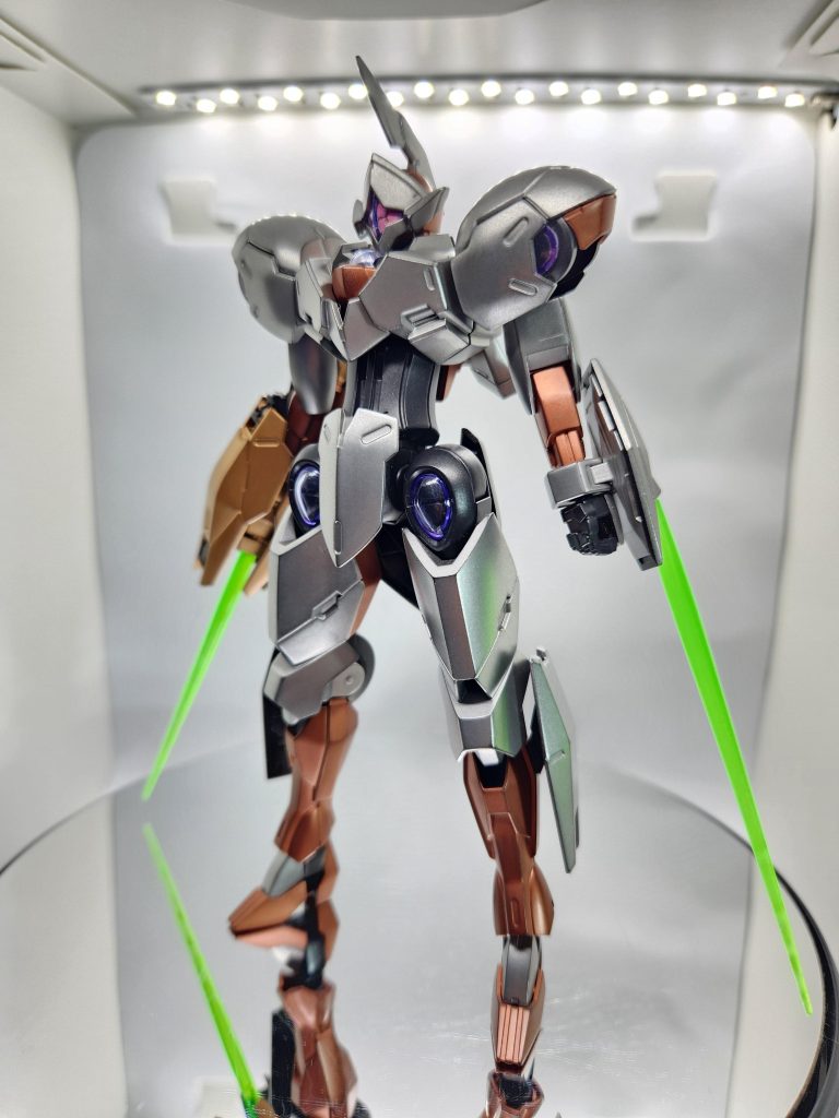 メイン外装には、クロームシルバー、その他部分的にカッパー、ゴールド、を使用しています。私の中では、「西洋甲冑」のイメージです。