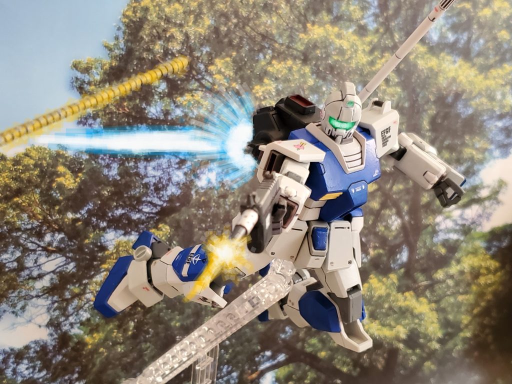 電撃を帯びたヒートロッドを機動性を駆使して躱すクライ大尉~😊✨これまでにもグフタイプとは何度も交戦しており、戦い方は心得ている😎