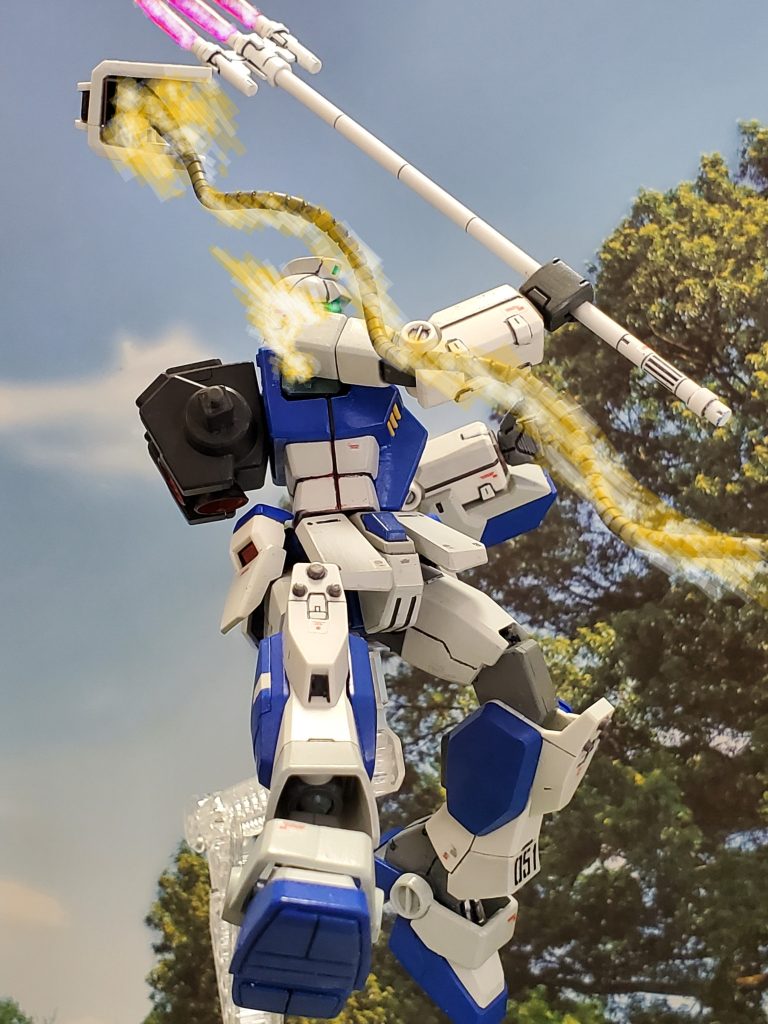 しかし❗ビームトライデントを振り下ろす瞬間❕避けたはずのヒートロッドが間髪入れずに高速回転でジム・ピクシーに打ち込まれる~😱❗クライ大尉は直撃寸前で身をよじり躱すが肩アーマーが弾け飛ぶ…😓💦