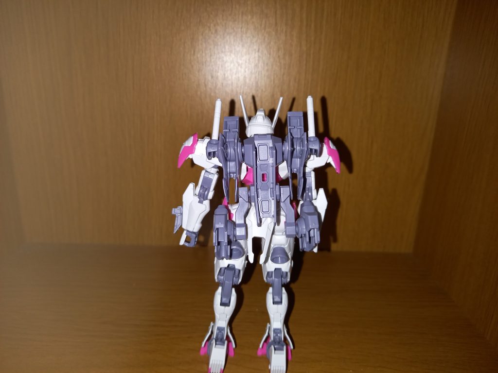 後ろ！バックパックに盾がつくのでかっこよさが倍増！