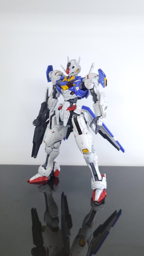 腹部で2mm、股関節で3mm、脛で2mm延長二の腕上部で2mmほど切り詰め胴体側面の一部を削って幅詰めビームライフルは一部を切り取って好みの形状に