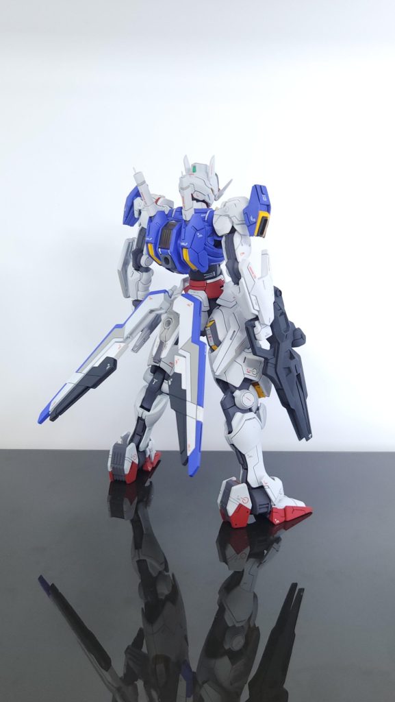 エスカッシャンは角度をつけて取り付けられるようにプラ材でジョイントパーツを製作しました。