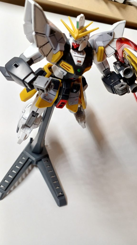 武装　クロスクラッシャーバックパックを中核にシールドとヒートショーテルを組み合わせ手に嵌めて用いる合体武装