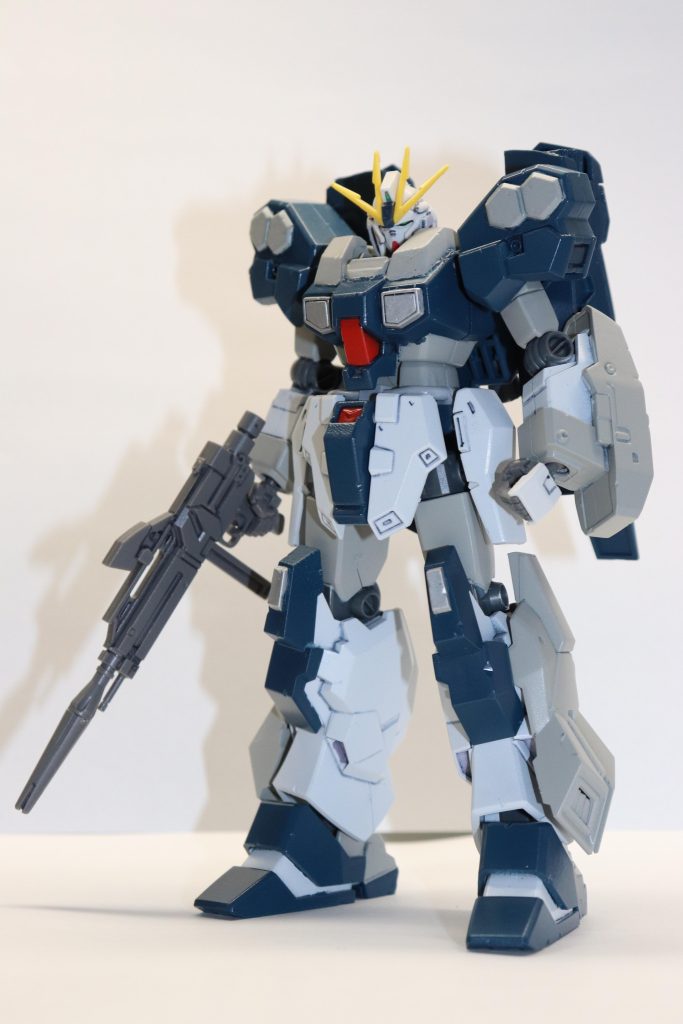 ネイビーとグレーをベースに白や赤などをスプレー塗料で塗装し, エナメルで銀を入れました。頭部は無塗装です。塗料はネイビー → ジェイズ 鉄道模型車両色 No.12 月光青色グレー → TAMIYA AS-2 明灰白色白 → GSIクレオス SG001 MSホワイト赤 → GISクレオス S79 シャインレッド銀 → TAMIYA エナメル X-11 クロムシルバーを使用しました。