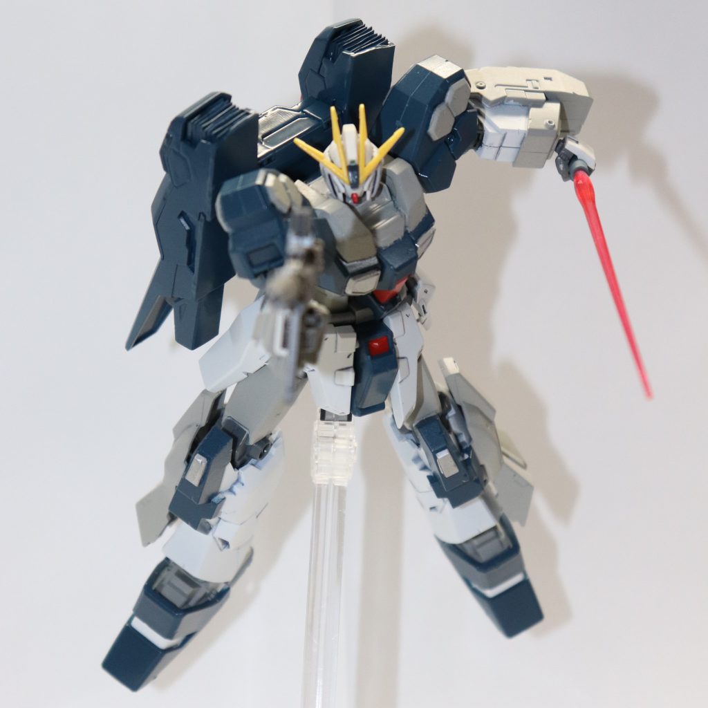 ジェスタキャノンをベースにナラティブの頭部, シナンジュスタインのサイドスカートと脚のスラスターユニット, ムーンガンダムのフロントスカート, リゼルのバックパックを組み合わせました。脚のカラーリングの白とグレーを入れ換えても良かったかもしれません…