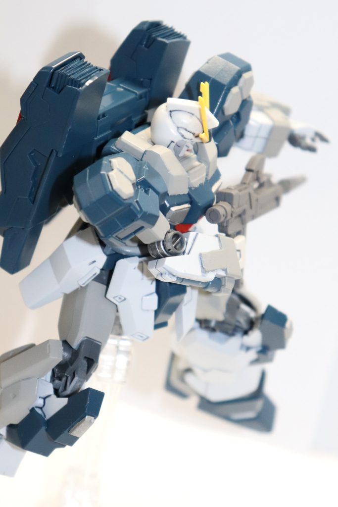 バックパックをでかくしすぎて, 可動域が犠牲になっています。ビームライフルは元々ジェスタのものを使うつもりでしたが, エース機っぽくしたくてナラティブC装備のものを持ってきました。