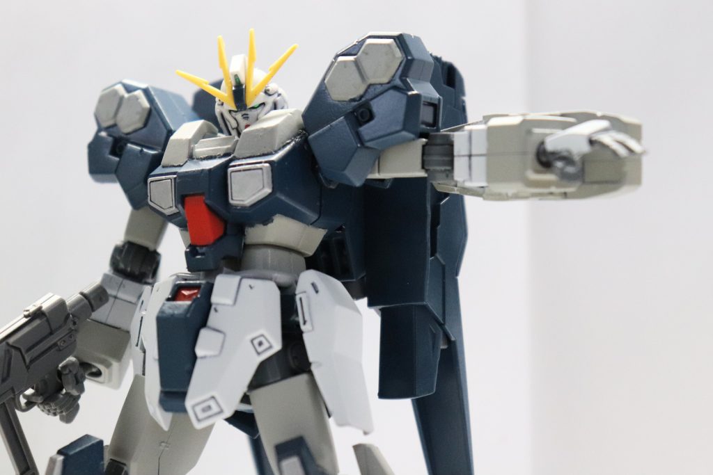 ジェスタをベースにナラティブの頭等を組み合わせて作成。名前はジェスタ(=ジェガンベースの機体)+ガンダムで“ジェガンダム→Jガンダム”としています。めちゃくちゃてきとーですね…