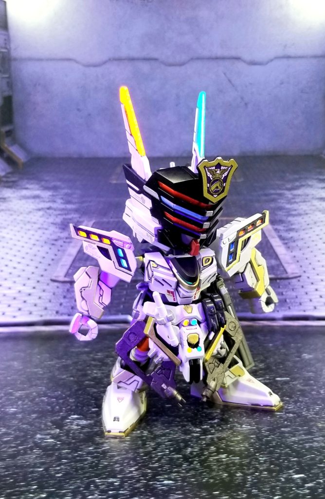 アクティブモードでゴーグルの真ん中だけが青く発光。角、肩、胸、腰とブラックライトで発光状態になります。