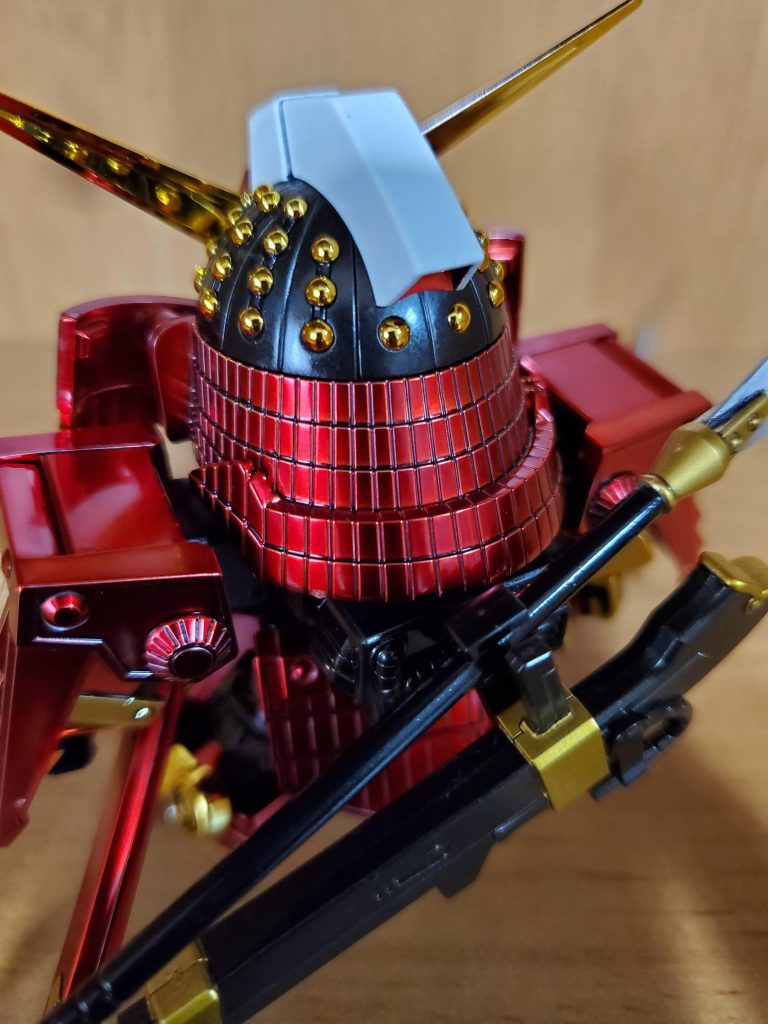 金の玉部分は連結部分も金色なので、連結部を部分塗装で黒に、これだけでもかなり印象が違います