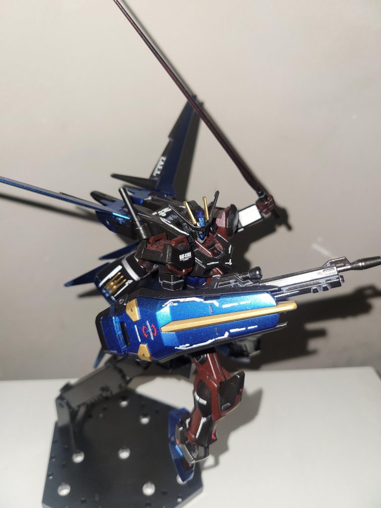 銅のような色々のフレームや関節の色合いが渋いその中にメタリックブルーをいれて地味になりすぎない感じです！