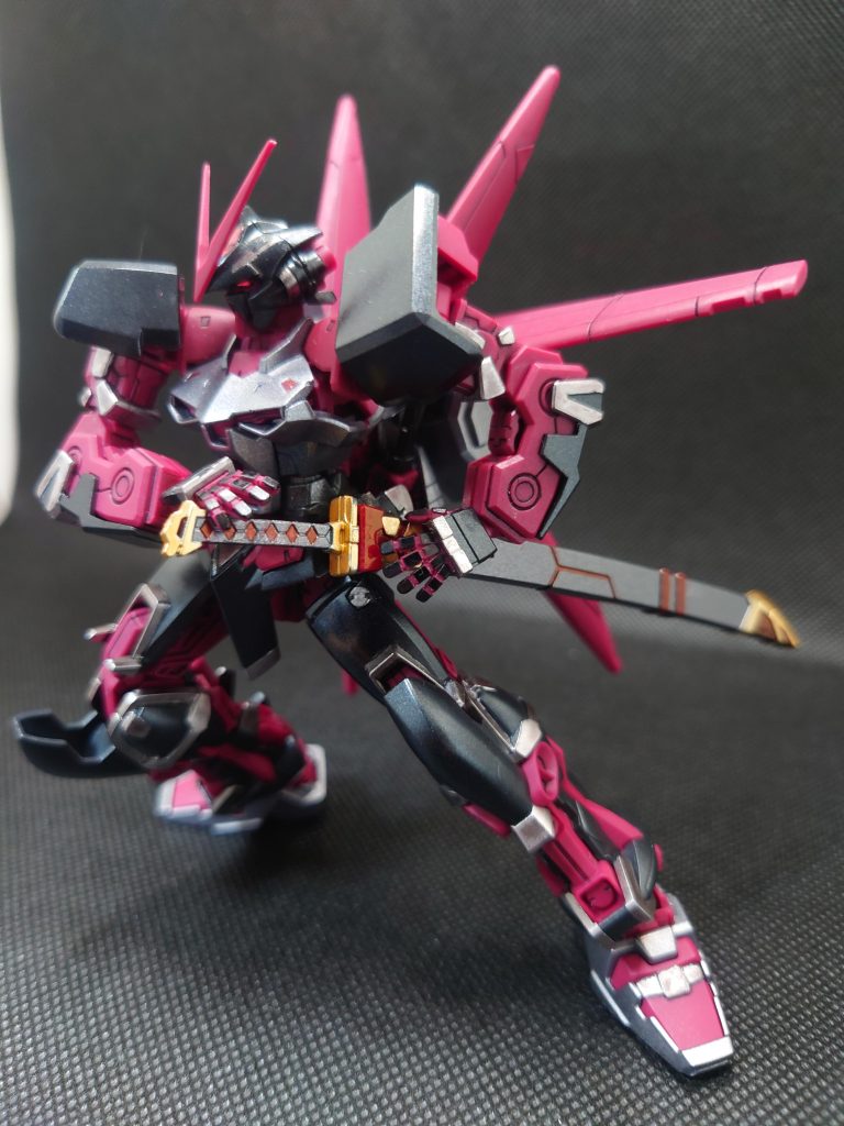 ちょっと照度を上げて。柄や鞘の細かい部分は全てガンダムマーカーです。赤は先細タイプで丁度良かったです。