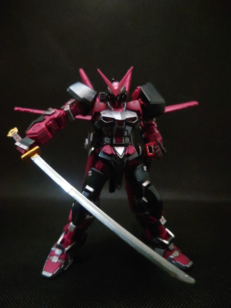 ガーベラストレートは最初シルバーで塗っていたのですが気に入らず、落としている最中にポキッと折れました（泣）最終的にはガンダムマーカーのメッキシルバーで塗りました。